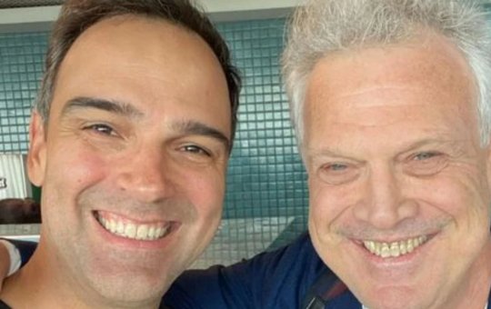 Passa nada! Pedro Bial recebe críticas por conta de dentes amarelados em foto