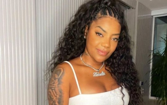 Ludmilla presenteia funcionária com um iPhone 13 avaliado em R$ 5 mil