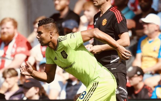 Na estreia de Casemiro, United vence a segunda seguida na Premier League