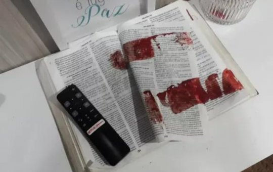 Após golpear e matar esposa com facão, homem limpa sangue em Bíblia na Paraíba