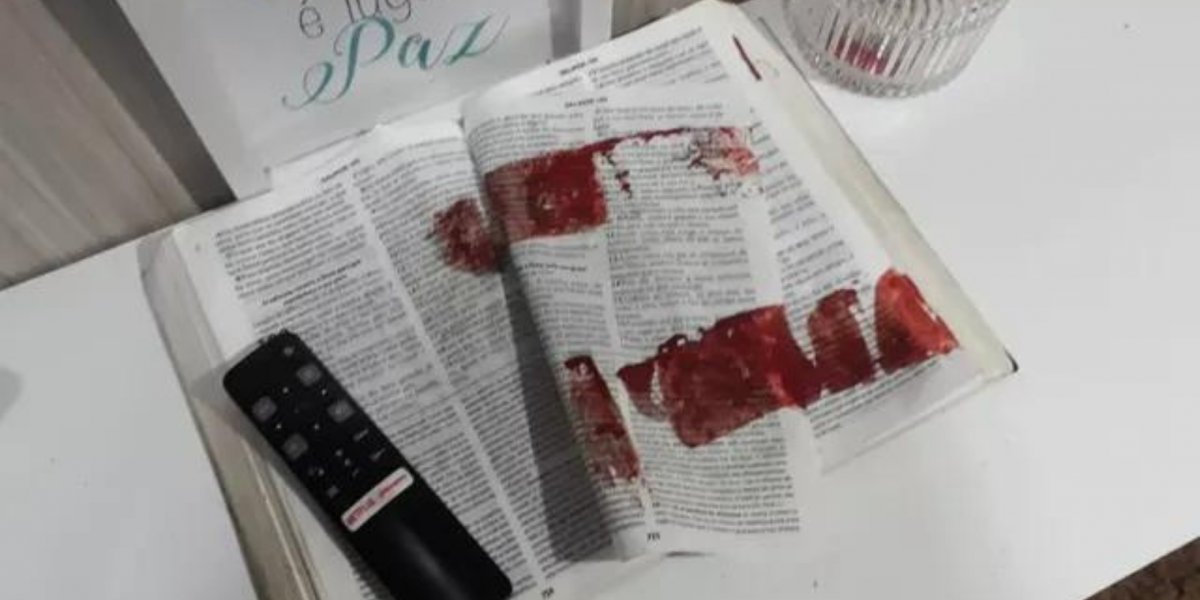 Após golpear e matar esposa com facão, homem limpa sangue em Bíblia na Paraíba