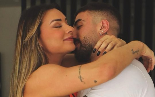 Juju Salimeni posta foto nua e recebe carinho ousado do namorado; veja