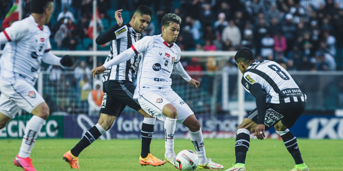 Vitória sofre goleada do Figueirense e perde invencibilidade como visitante