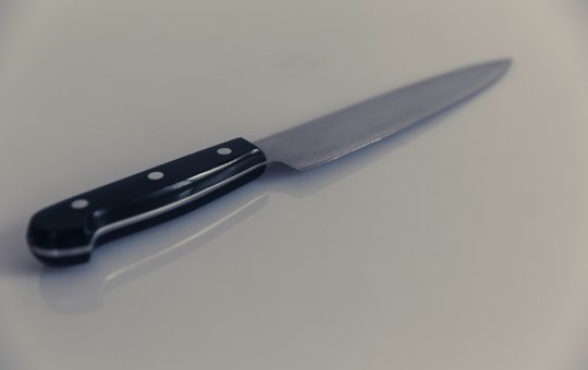 Mulher esfaqueia marido e sogros após descobrir traição em Campinas (SP)