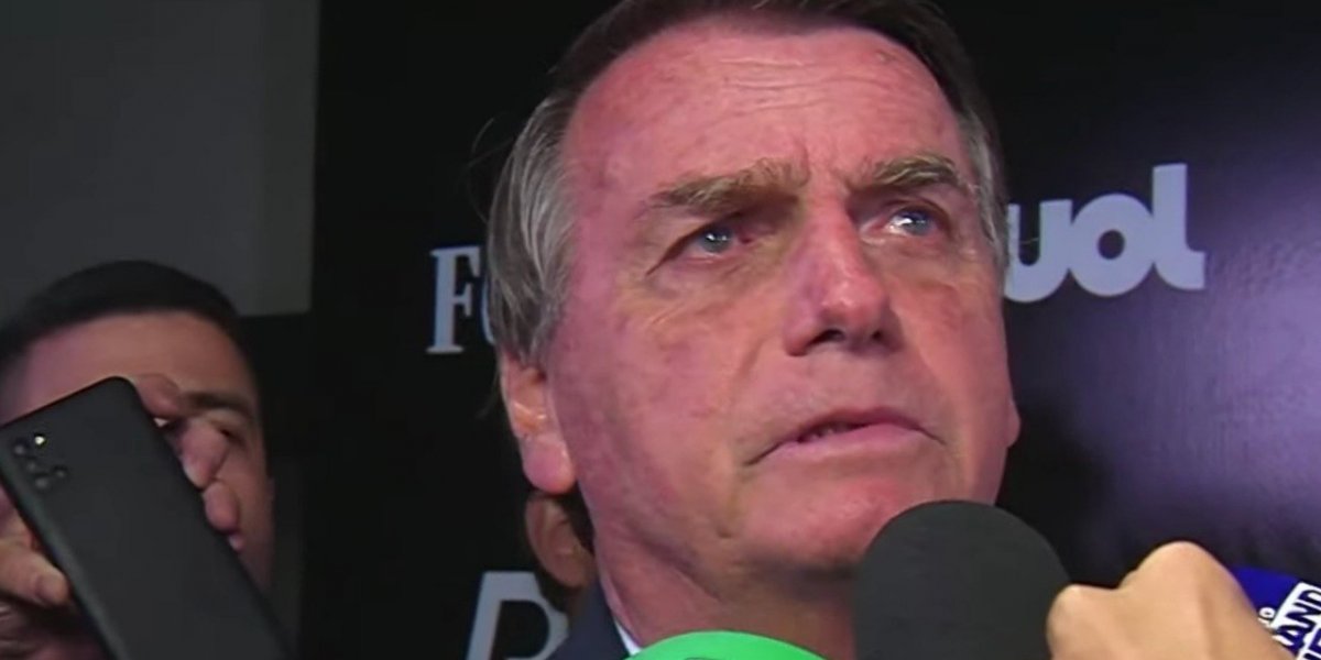 Bolsonaro não cumprimenta adversários e deixa debate sem falar com a imprensa