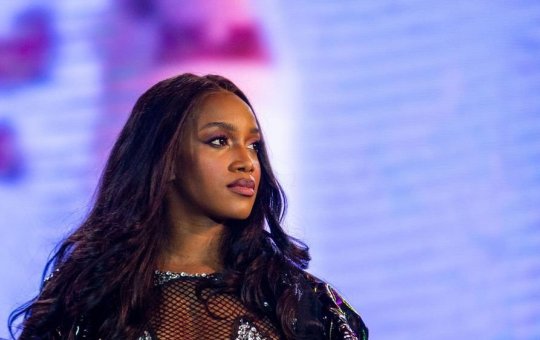 Iza publica vídeo sensualizando com body cavaco e fio dental vermelho; Confira