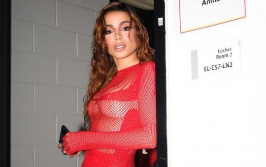 Anitta curte ‘noitada’ após ganhar troféu no VMA 2022