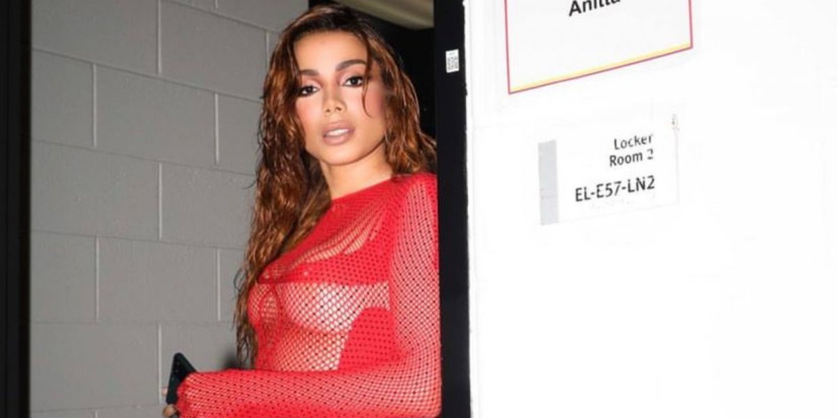 Anitta curte ‘noitada’ após ganhar troféu no VMA 2022