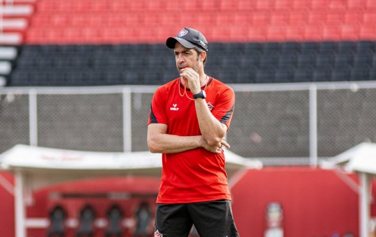 João Burse lamenta goleada sofrida pelo Vitória na Série C: "envergonhados"