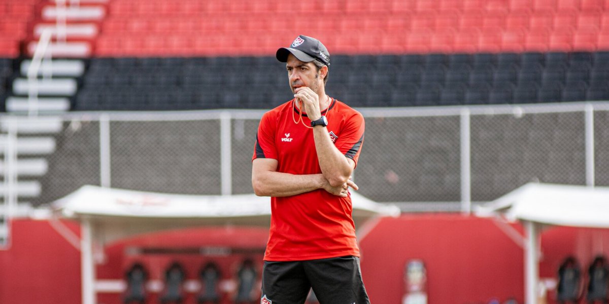 João Burse lamenta goleada sofrida pelo Vitória na Série C: "envergonhados"