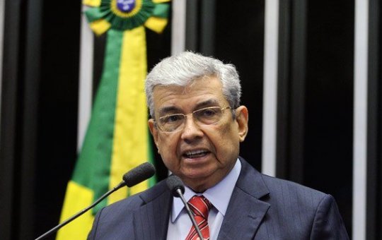 Eleições: ex-senador é pego de surpresa com 'sarrada' durante ato de campanha