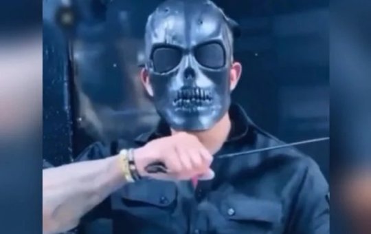 Policial que matou Lázaro usa máscara de caveira e faca pra pedir votos