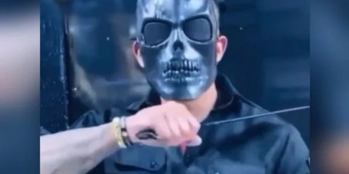 Policial que matou Lázaro usa máscara de caveira e faca pra pedir votos