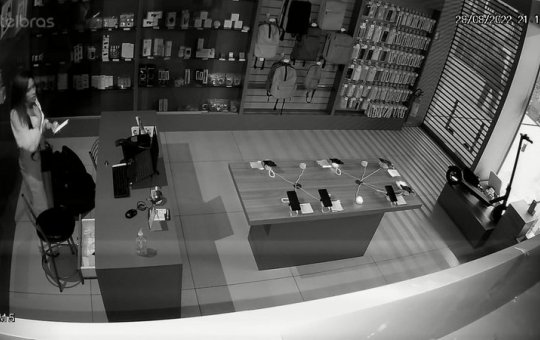  Mulher furta loja de equipamentos eletrônicos no Parque Shopping, na RMS