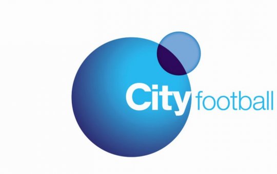 Representante do City acompanha jogo do Bahia e agita torcedores