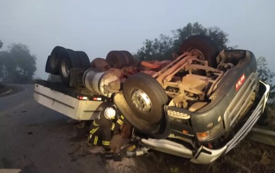 Nova Viçosa: motorista de caminhão morre após veículo cair de ribanceira