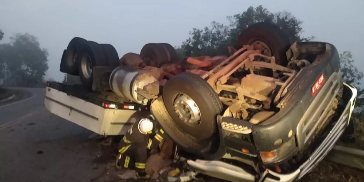 Nova Viçosa: motorista de caminhão morre após veículo cair de ribanceira
