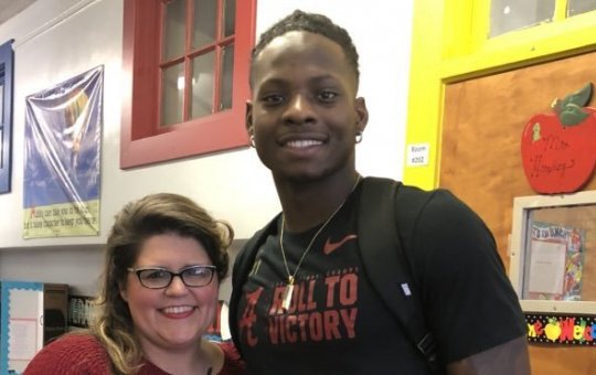 Jogador do Washington Commanders, da NFL, é baleado após tentativa de assalto