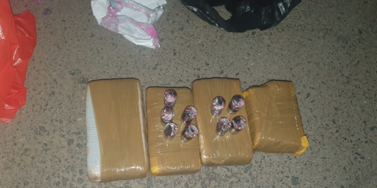 Polícia prende homem com mais de 2kg de maconha em ônibus de turismo na BA