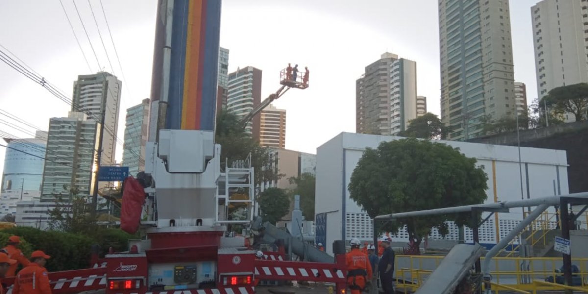 Três funcionários da Embasa ficam presos em plataforma na Avenida Lucaia