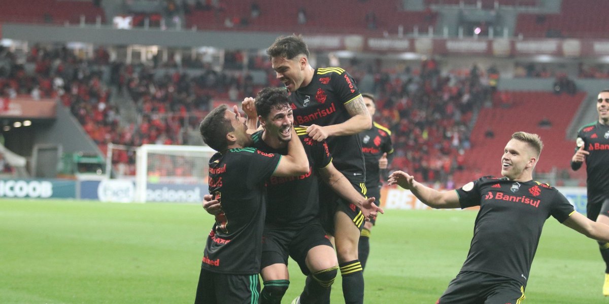 Brasileirão: Internacional massacra o Juventude e cola no G4