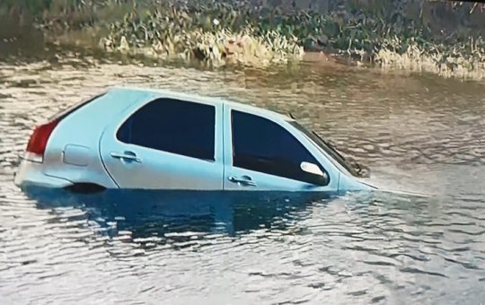 Motorista pede controle de carro e cai dentro de rio na Orla de Salvador