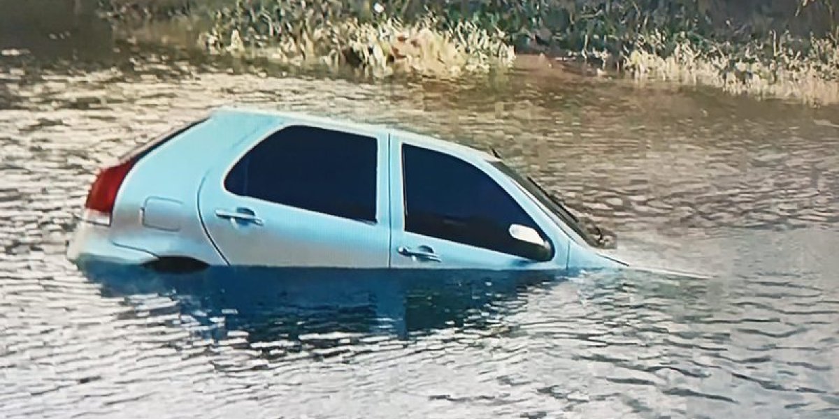 Motorista pede controle de carro e cai dentro de rio na Orla de Salvador
