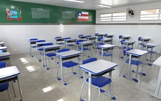 Homem invade escola de Salvador armado com peixeira e assalta aluno e professor