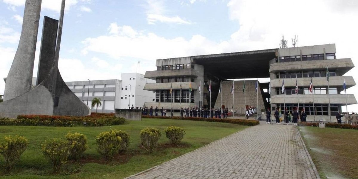 Professores comparecem a sessão da Alba e cobram pagamento do FUNDEF