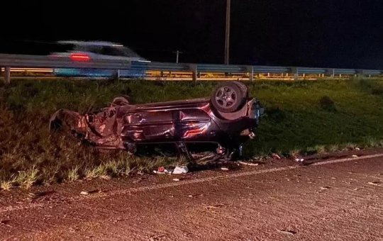 Mulher morre atropelada após sobreviver a acidente de carro