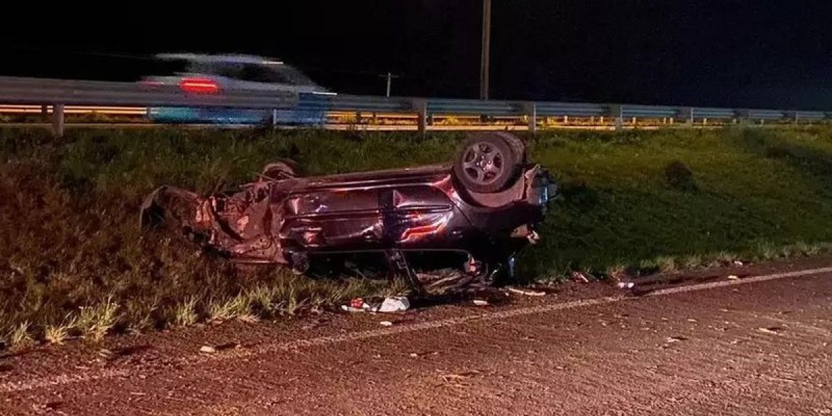 Mulher morre atropelada após sobreviver a acidente de carro