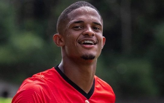 Vitória aciona clube ucraniano na Fifa após não receber valor da venda de David