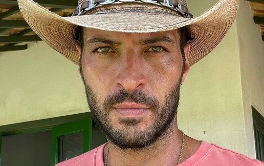 Ator da novela Pantanal capota o carro no Rally dos Sertões