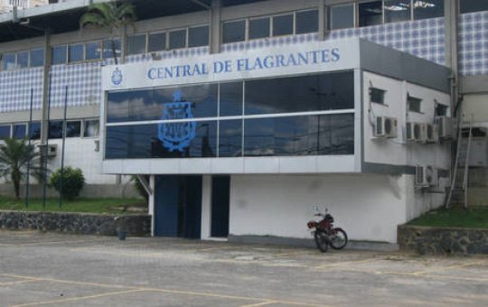 Detento tenta agredir outros presos após surto na Central de Flagrantes