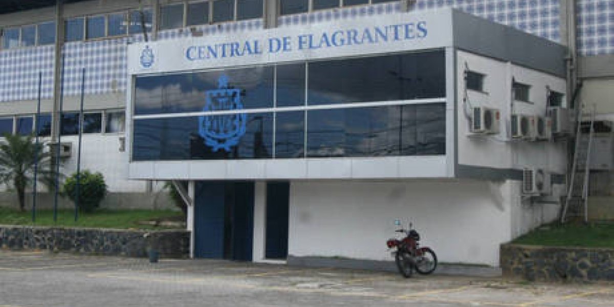 Detento tenta agredir outros presos após surto na Central de Flagrantes