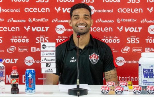 Alan Santos minimiza goleada sofrida pelo Vitória e prega foco na Série C