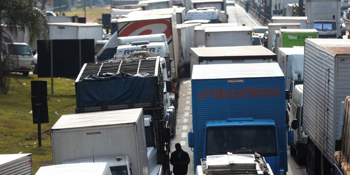 Transportadores rodoviários de carga não precisarão renovar registro
