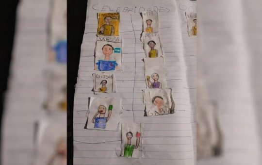 Garoto emociona a web após ganhar álbum oficial da Copa do Mundo do Catar