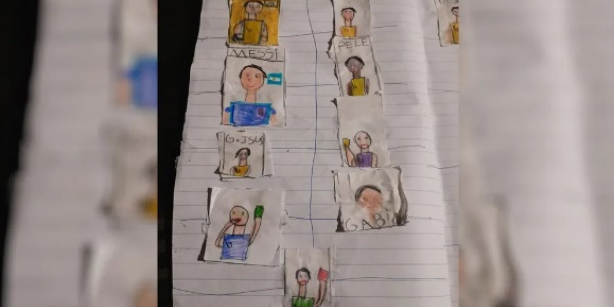 Garoto emociona a web após ganhar álbum oficial da Copa do Mundo do Catar