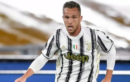 Com passagem pela Seleção, meio-campista Arthur Melo acerta com o Liverpool 