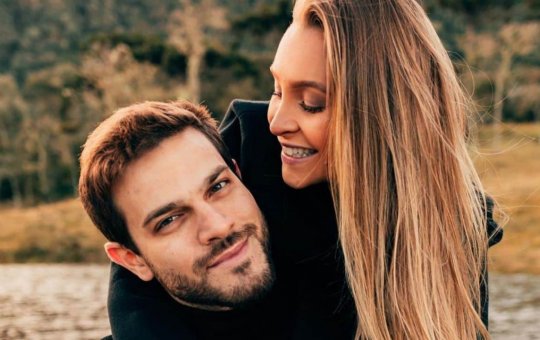 Namorado de Carla Diaz diz que sofreu preconceito por ser “loirinho”