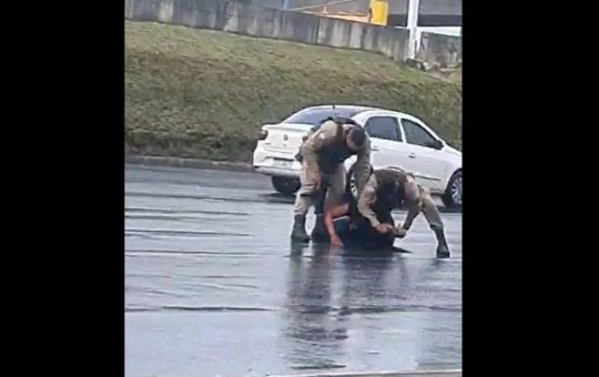 Salvador: mulher trans é presa por furto e tenta fugir ao chegar em delegacia