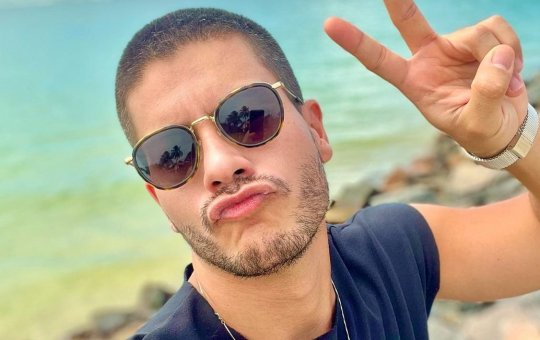 Suposta foto íntima de Arthur Aguiar vaza e viraliza na web