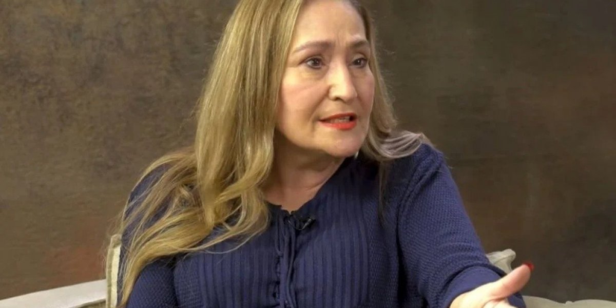 Após ser internada com pneumonia bacteriana, Sonia Abrão recebe alta médica