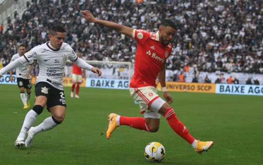 Corinthians e Internacional ficam no 2 a 2 e perdem chance de colar no Palmeiras