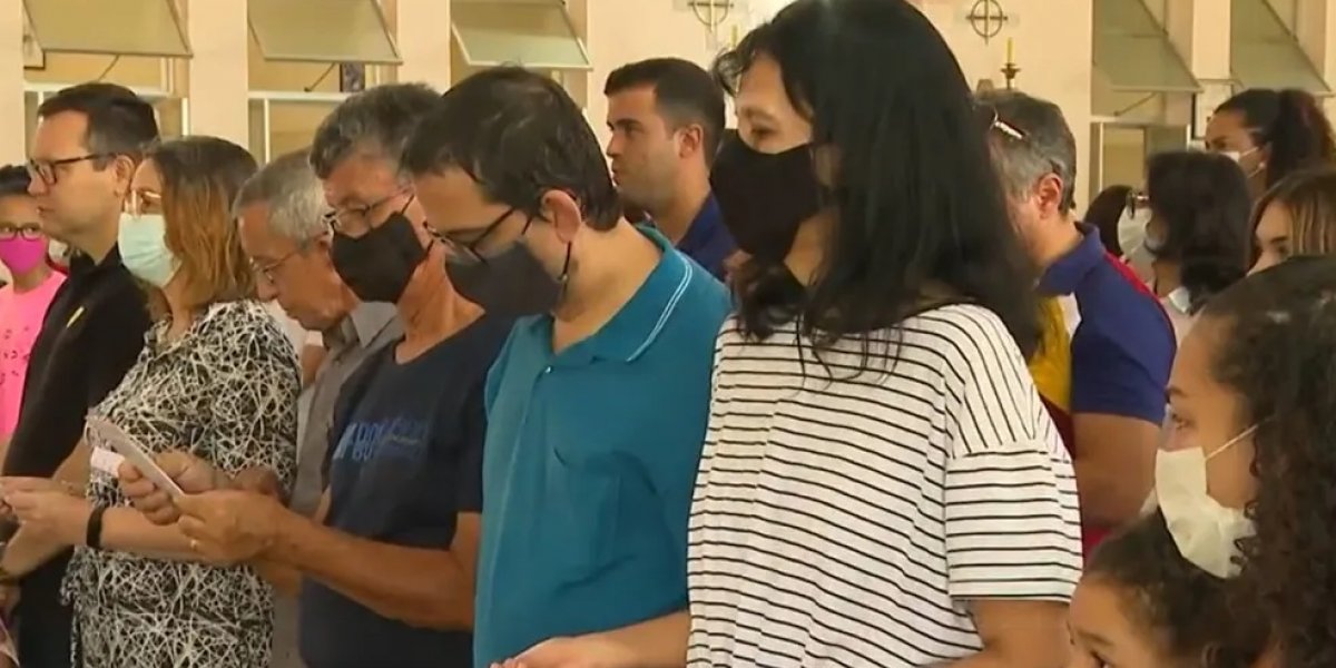 Familiares e amigos de Cristal Pacheco participam de missa de 30 dias de óbito