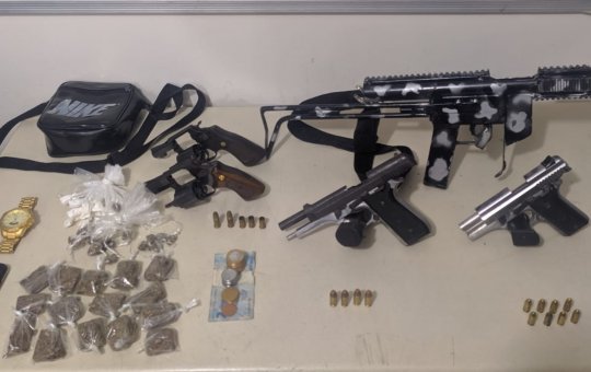 PM apreende cinco armas de fogo e vítima de sequestro na Vila Verde, em Salvador