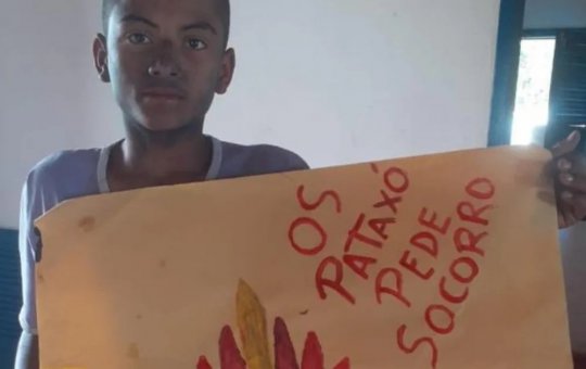 Bahia: grupo bloqueia estradas após morte de adolescente indígena em povoado