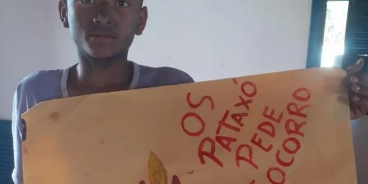 Bahia: grupo bloqueia estradas após morte de adolescente indígena em povoado