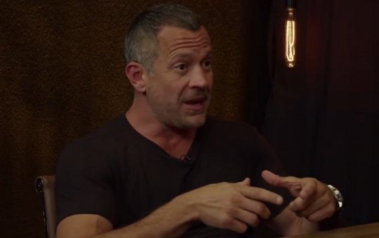 "Tem boas intenções", comenta Malvino Salvador ao defender Bolsonaro